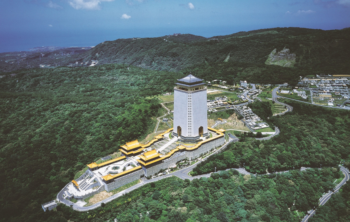 龍巖三芝真龍殿與周邊家族墓園空拍,背山面海、群山環抱的風水寶地
