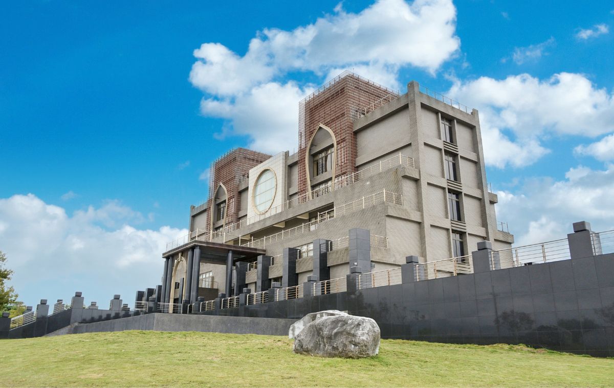 花蓮吉安龍巖蓮園生命紀念館為東部合法墓園之一