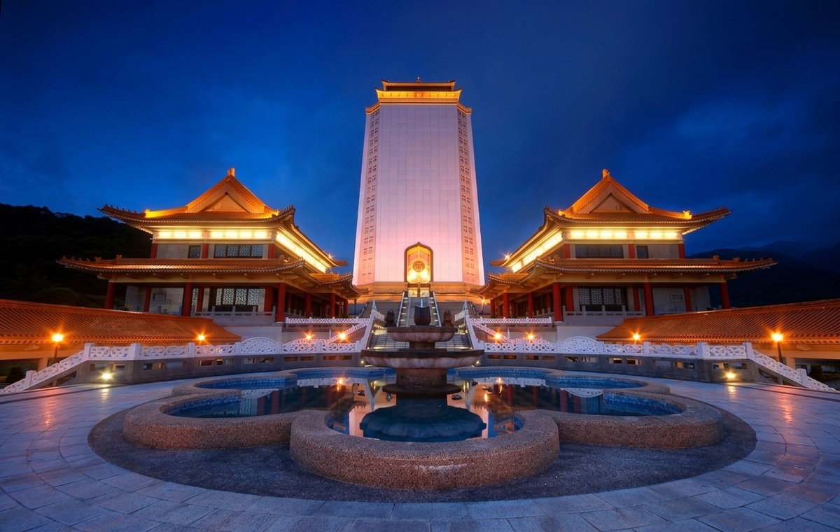 真龍殿為由龍巖股份有限公司經營的大型合法室內納骨塔