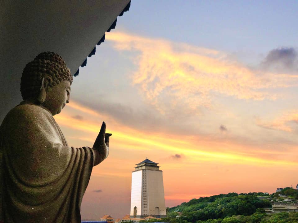 龍巖白沙灣陵園園區環境,位於新北市三芝,提供骨灰安置與追思服務